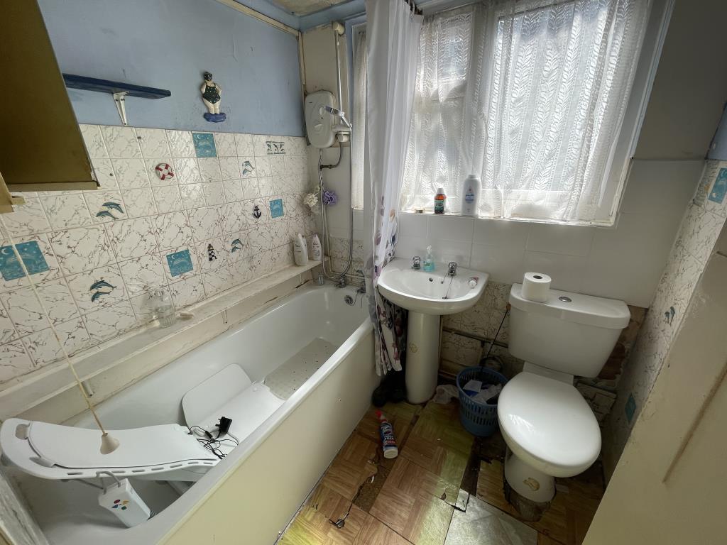 Lot: 155 - THREE-BEDROOM TERRACE HOUSE FOR IMPROVEMENT - inside image of bathroom